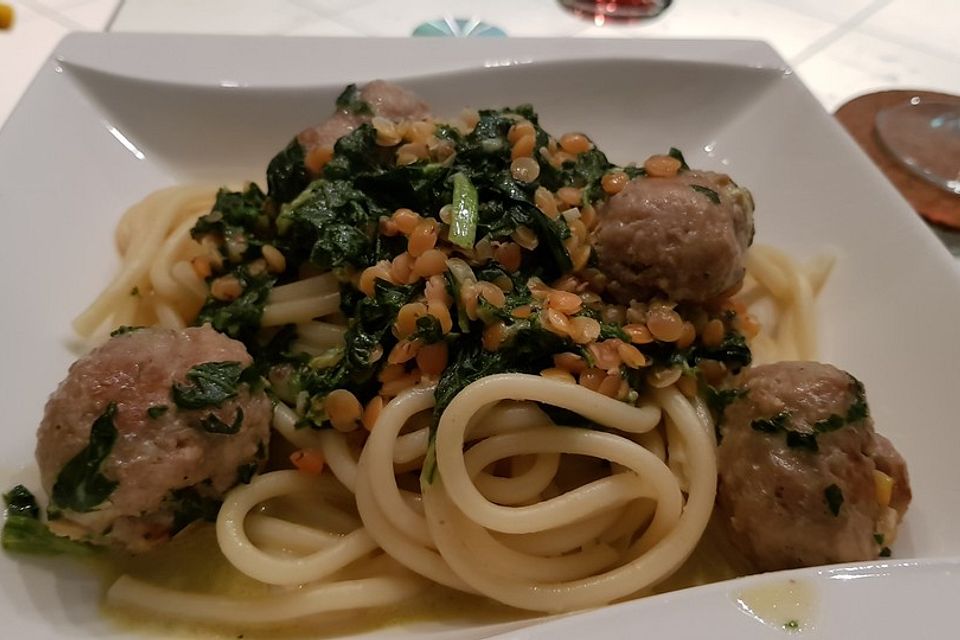 Spaghettini mit Linsen, Spinat und Bratwurstbällchen