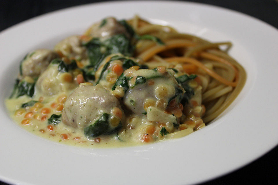 Spaghettini mit Linsen, Spinat und Bratwurstbällchen