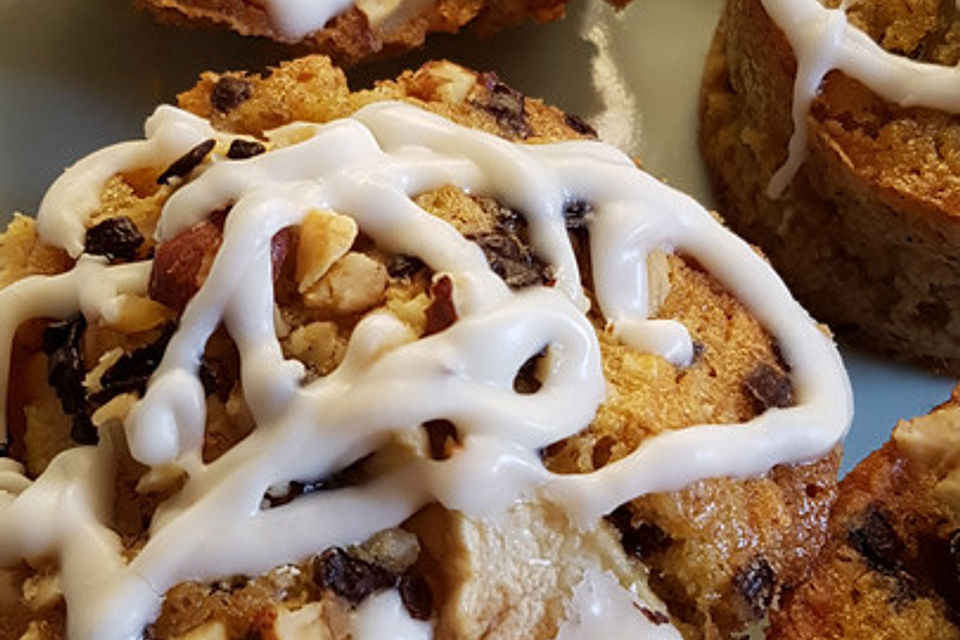 Saftiger Möhren-Nuss-Kuchen mit Apfel