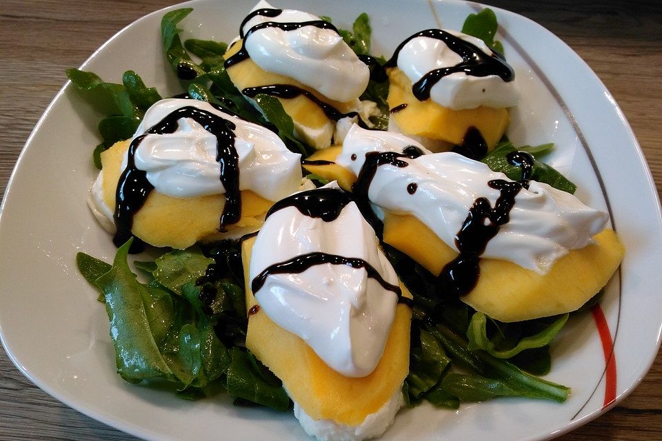 Mango-Mozzarella auf Rucola