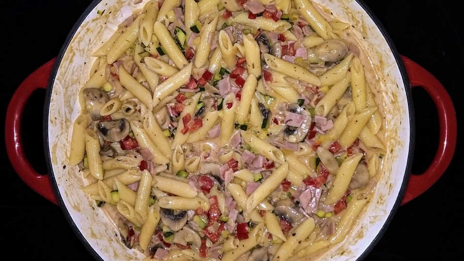 Penne mit Gemüse und Schinken in Sahnesauce von zuiko Penne mit Gemüse und Schinken in Sahnesauce von zuiko