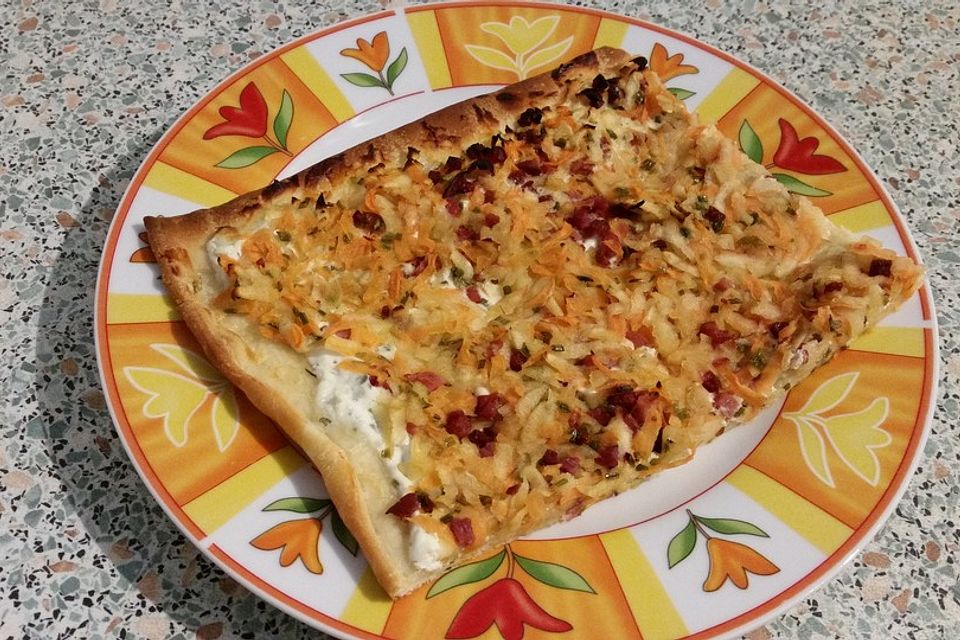 Flammkuchen mit Möhren, Apfel und Honig