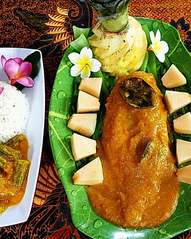 Fischsambal mit Ambarella-Sauce und Okra auf Pak-Choi