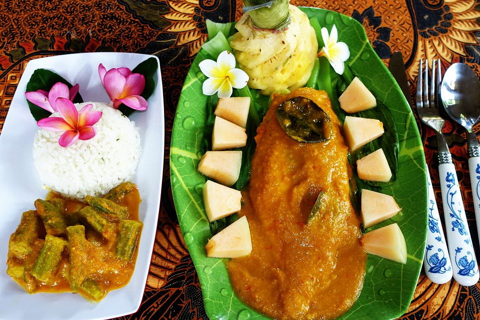 Fischsambal mit Ambarella-Sauce und Okra auf Pak-Choi