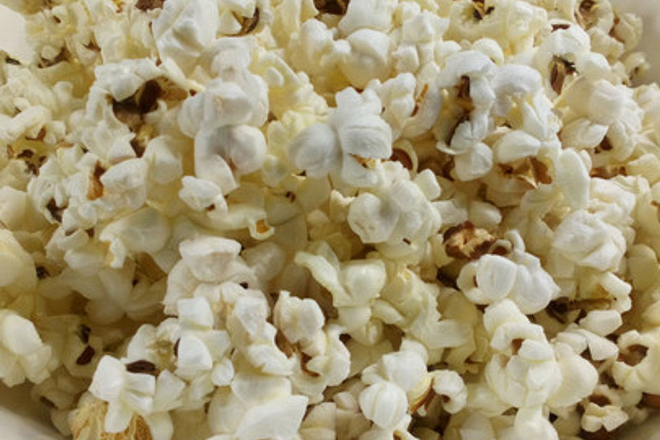 Mikrowellenpopcorn mit Ahornsirup