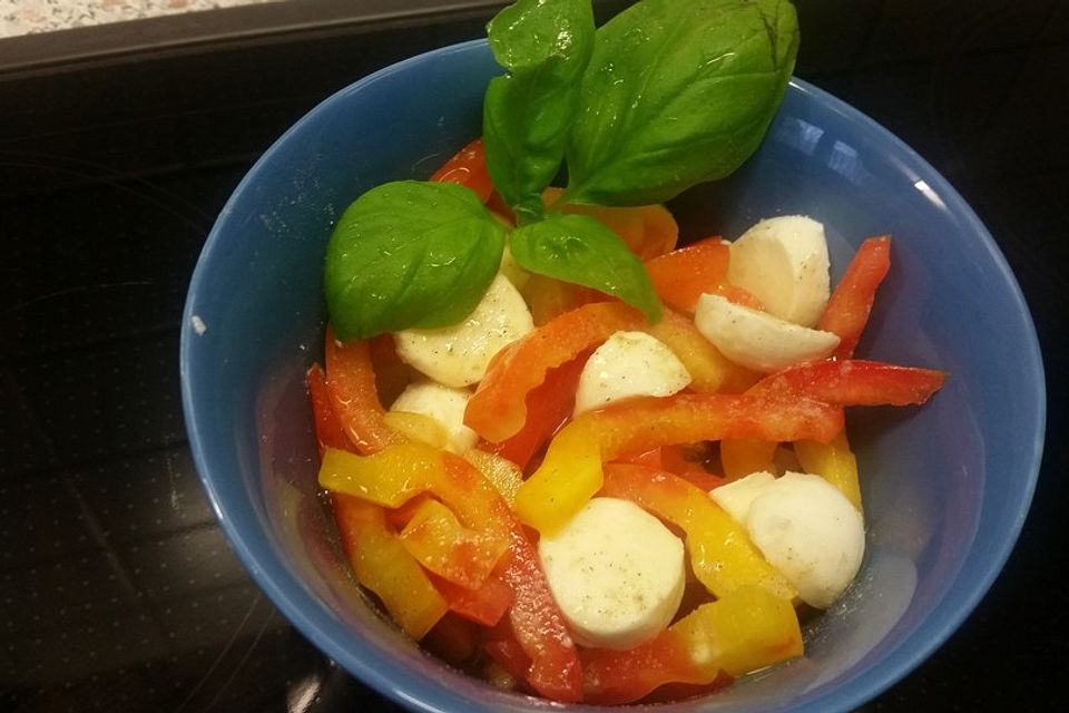 Mozzarellasalat mit Paprika