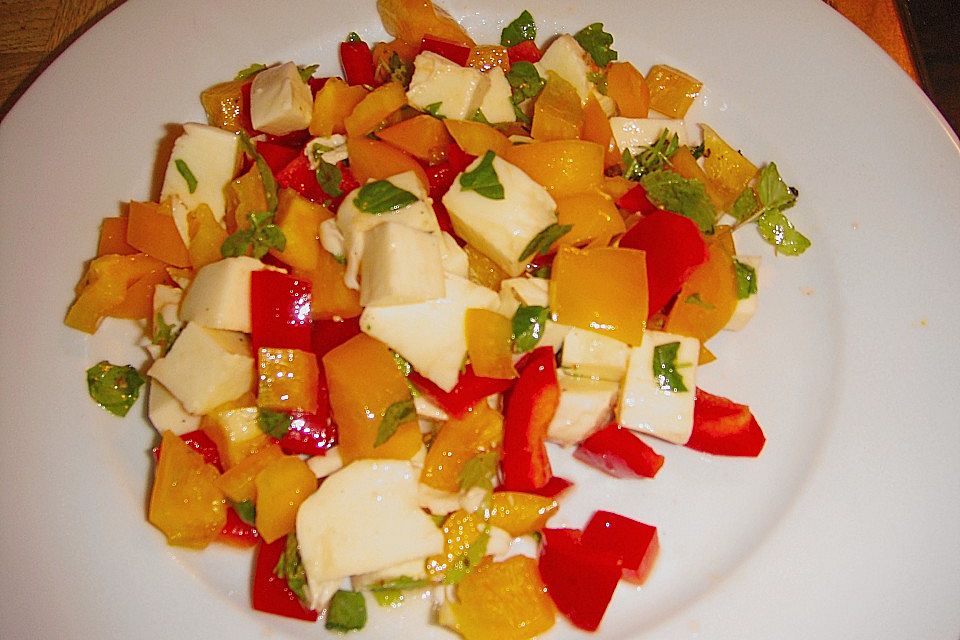 Mozzarellasalat mit Paprika