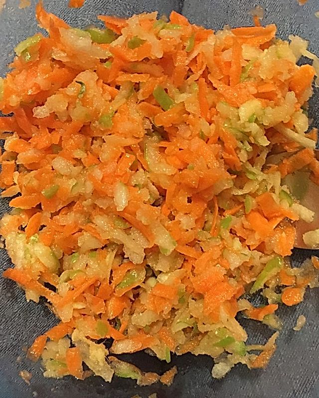 Karotten-Apfel-Ingwer Salat mit Walnuss-Zitronendressing