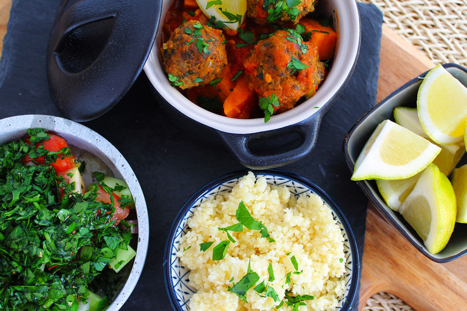 Marokkanische Tajine mit Süßkartoffeln, Couscous und Petersiliensalat