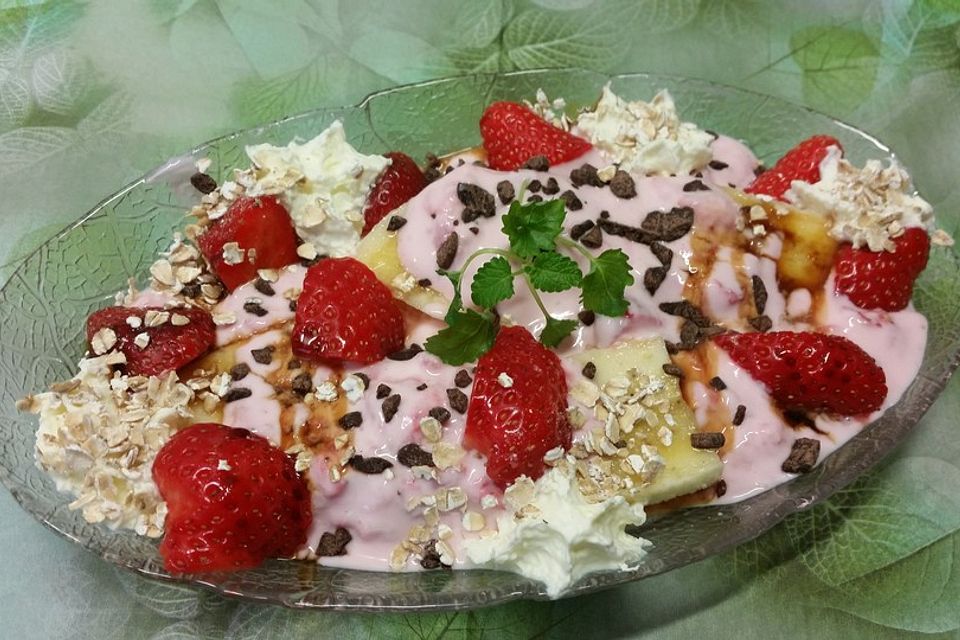 Banana-Split mit Erdbeerquark