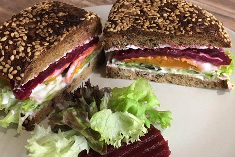 Pumpernickel-Sandwich mit Süßkartoffeln und Honig-Rosmarin-Topping