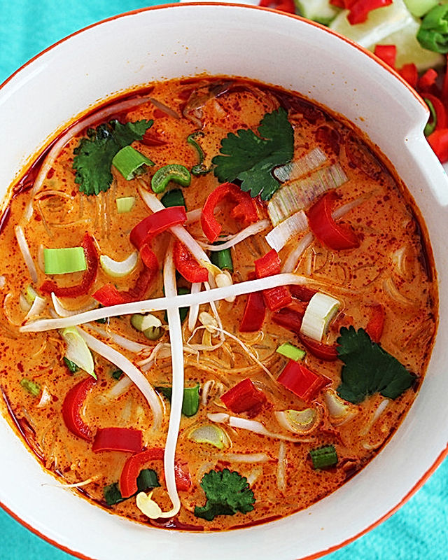 Rote Thai-Currysuppe mit Hühnchen und Reisnudeln