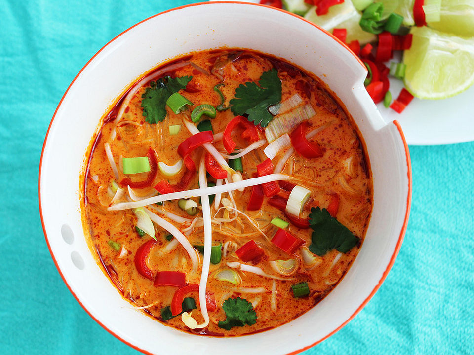 Rote Thai-Currysuppe mit Hühnchen und Reisnudeln von carolueckert1985 ...
