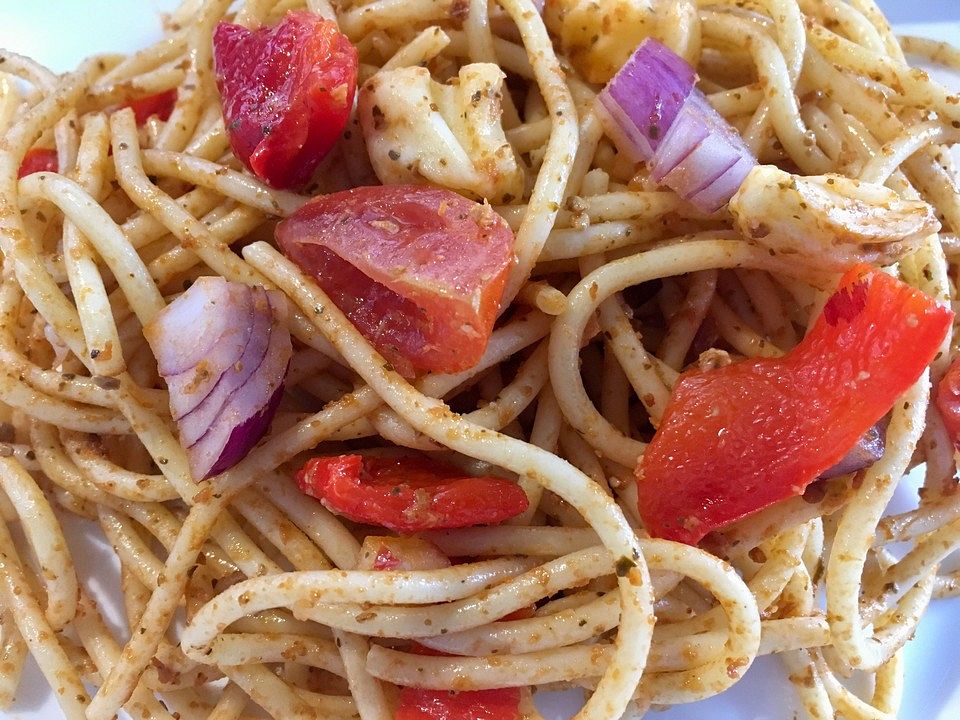 Mediterraner Spaghettisalat mit Pesto rosso - Kochen Gut | kochengut.de
