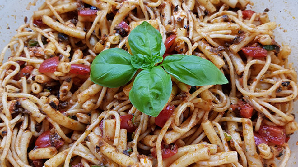 Mediterraner Spaghettisalat mit Pesto rosso von Locke2