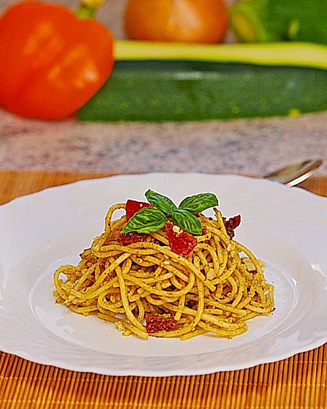 Mediterraner Spaghettisalat mit Pesto rosso