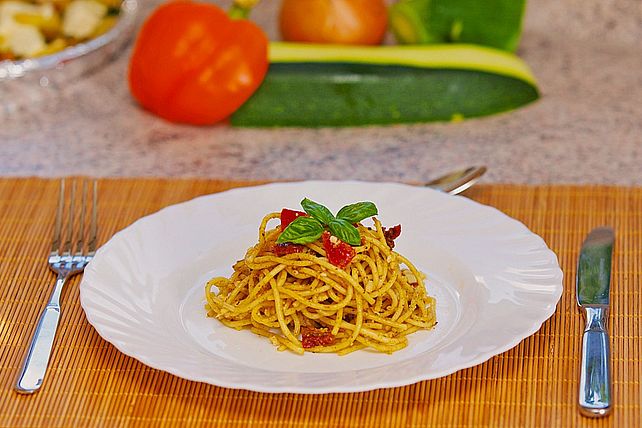 Mediterraner Spaghettisalat mit Pesto rosso von Locke2| Chefkoch