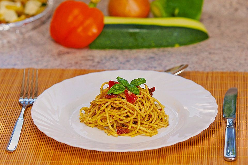 Mediterraner Spaghettisalat mit Pesto rosso