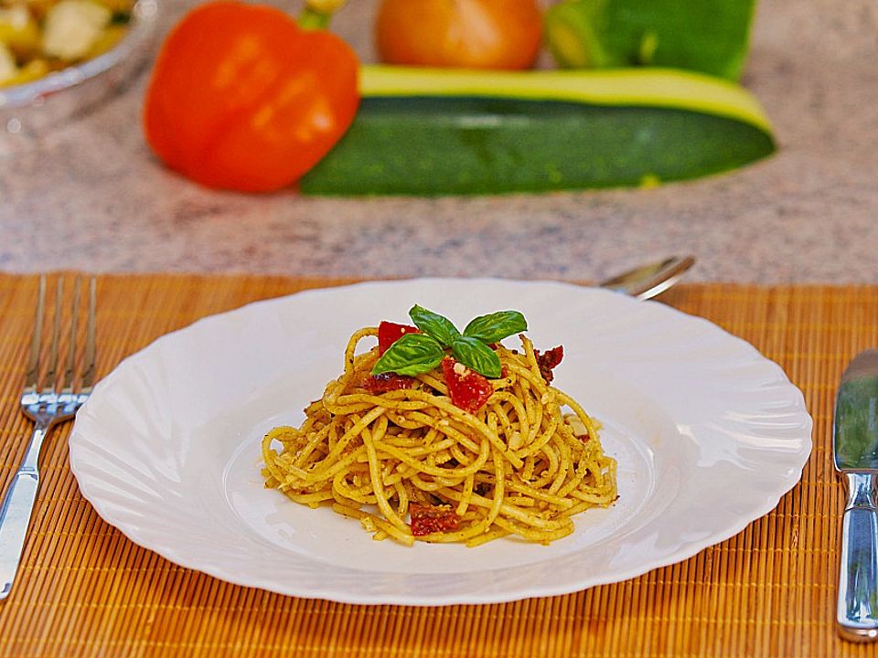 Mediterraner Spaghettisalat mit Pesto rosso von Locke2| Chefkoch