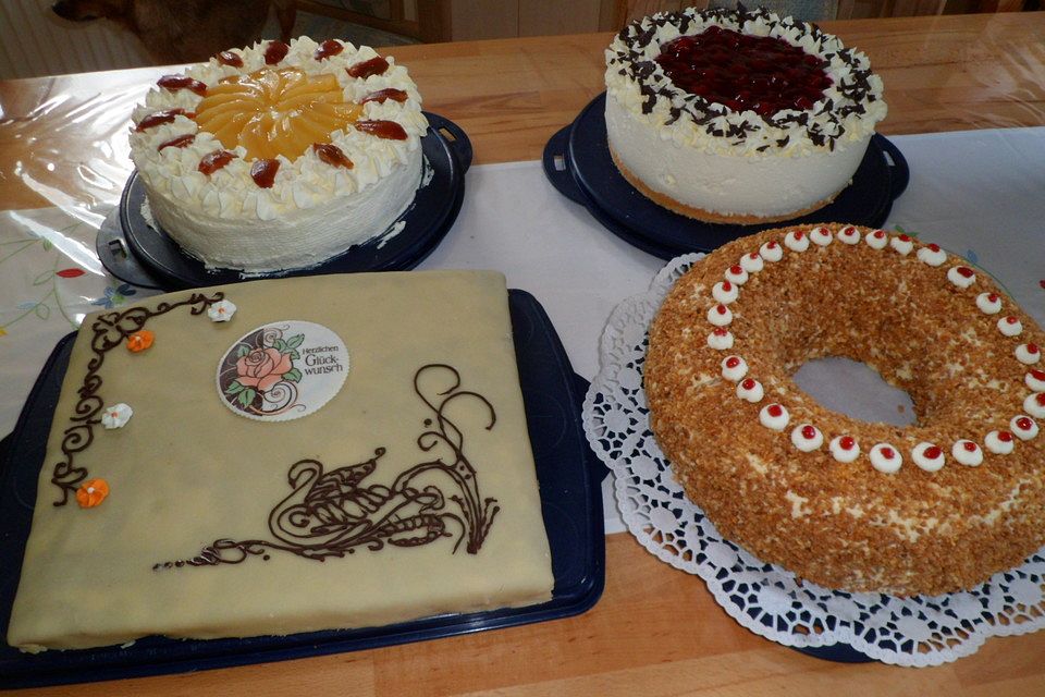 Frankfurter Kranz mit Wein und Zitrone