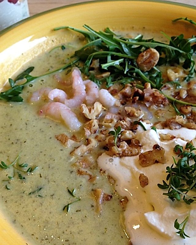 Gurken-Rucola-Suppe mit Krabben und Nüssen