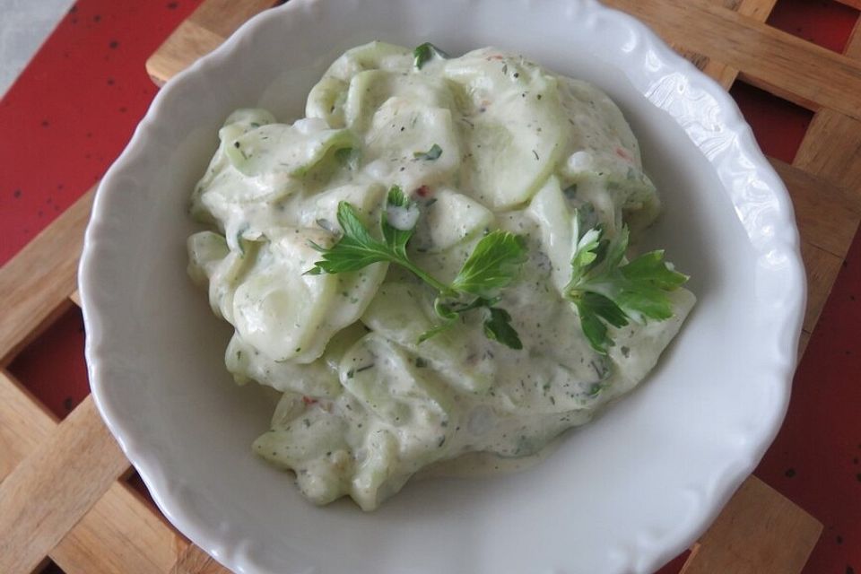 Gurkensalat mit Crème fraîche und Schmand