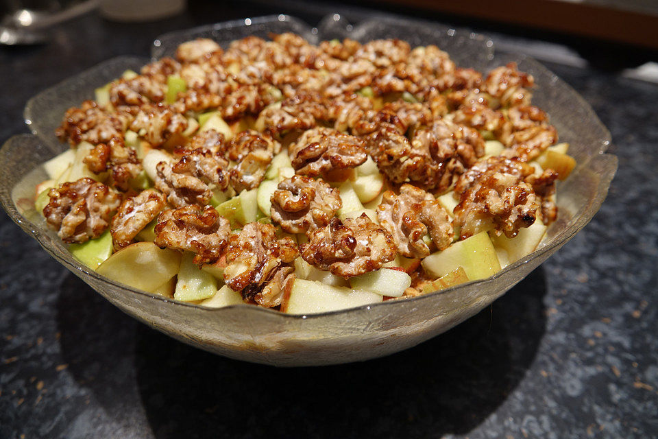 Ricotta-Amarettini-Apfel-Dessert mit karamellisierten Walnüssen