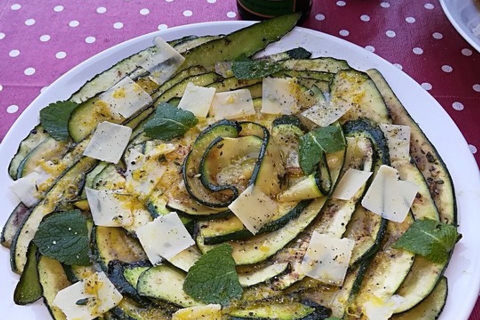 Sommerlicher Zucchini-Zitronen-Salat