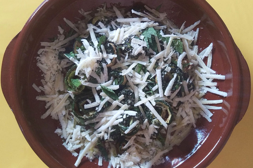 Sommerlicher Zucchini-Zitronen-Salat