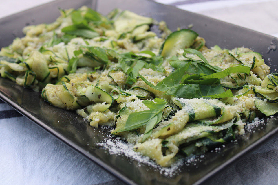 Sommerlicher Zucchini-Zitronen-Salat