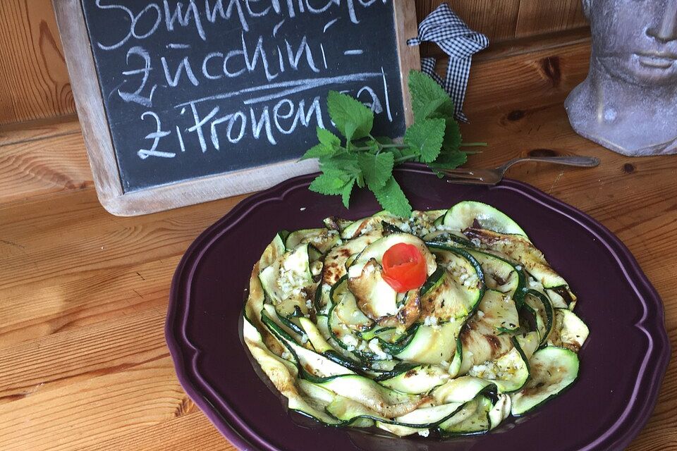 Sommerlicher Zucchini-Zitronen-Salat