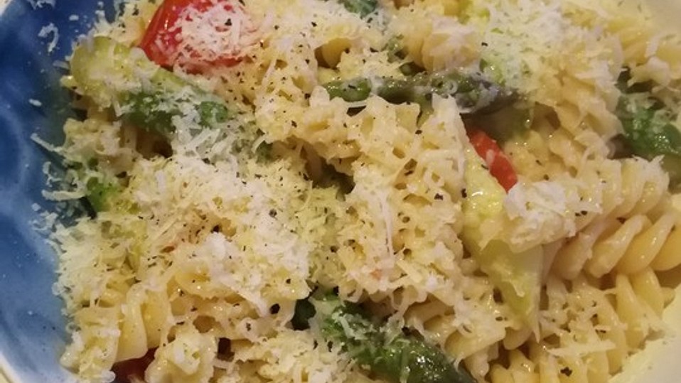 Farfalle mit grünem Spargel und Tomaten von imar