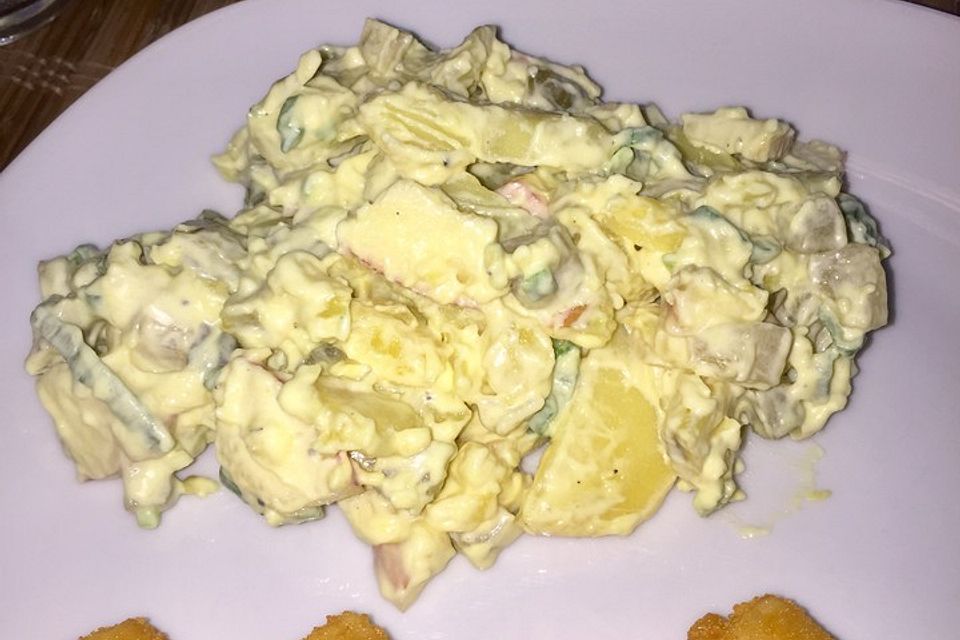 Kartoffelsalat mit Äpfeln und Frühlingszwiebeln