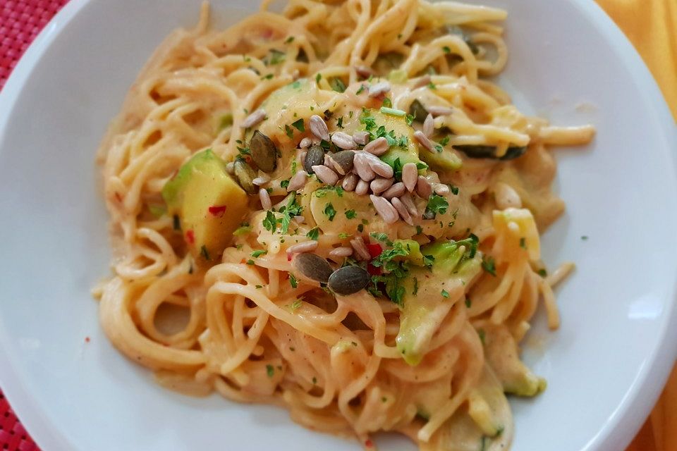 Spaghetti in Chili-Sahnesauce auf Zucchini-, Avocado- und Spargelbett