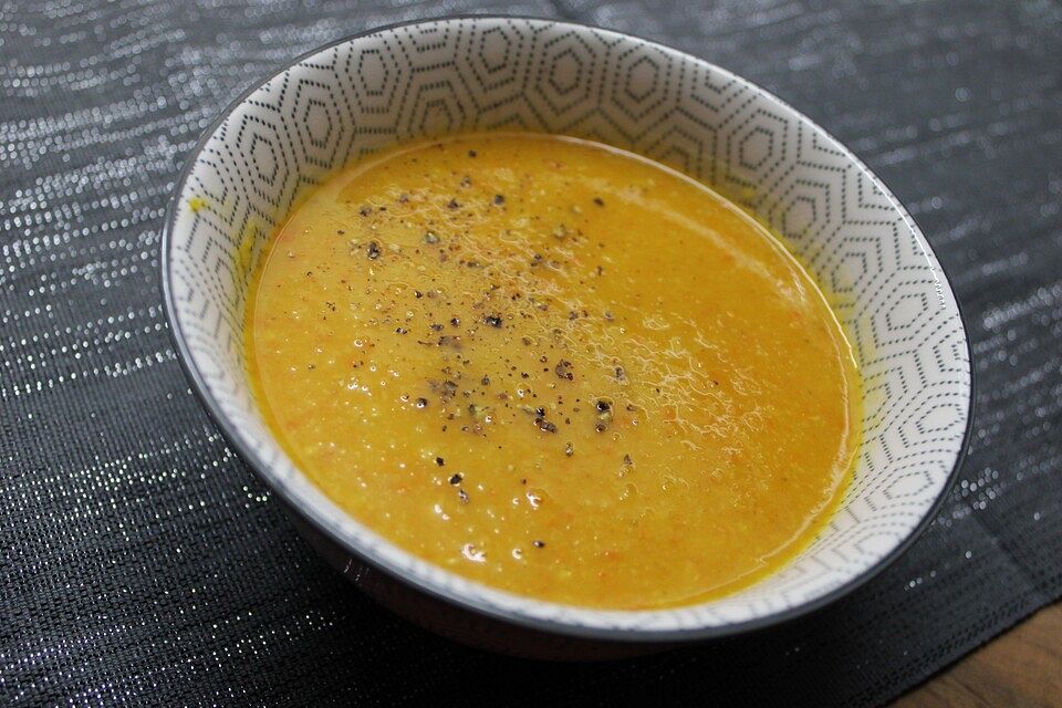 Fruchtig-feurige Kürbis-Süßkartoffelsuppe mit Orange und Kokos