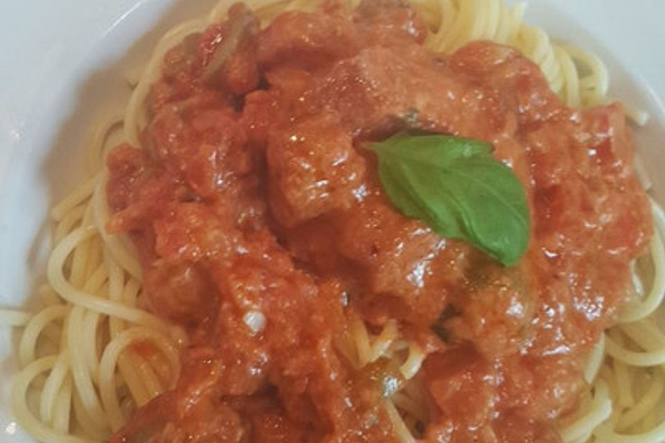 Spaghetti mit Paprika-Tomaten-Oliven-Sauce