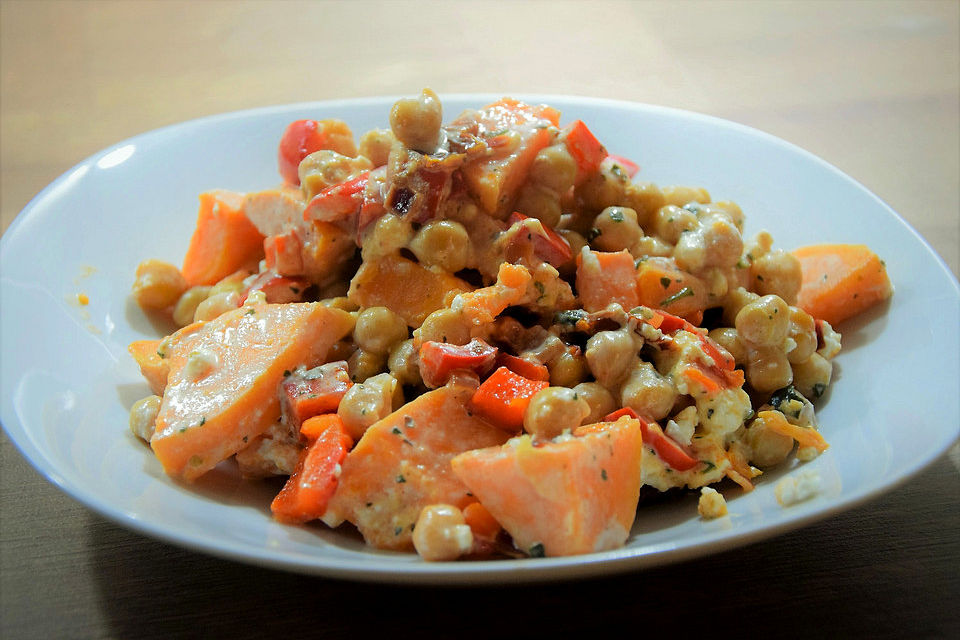 Süßkartoffelauflauf mit Kichererbsen, Paprika und Feta