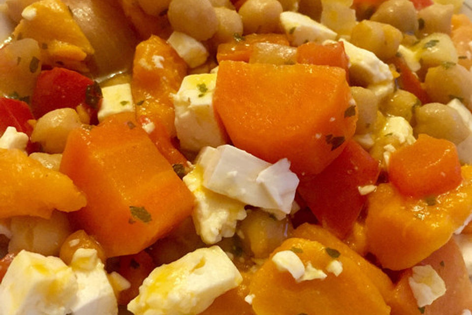 Süßkartoffelauflauf mit Kichererbsen, Paprika und Feta