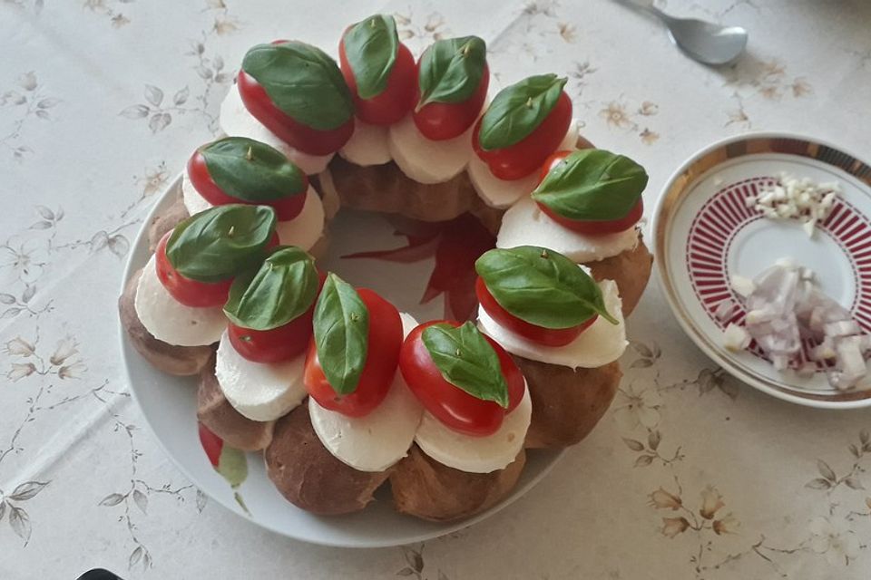 Tomate-Mozzarella-Brötchenkranz