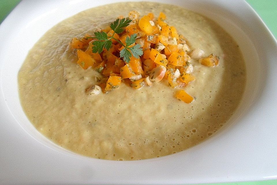 Avocado-Gemüse-Suppe mit Mandel-Paprika-Topping