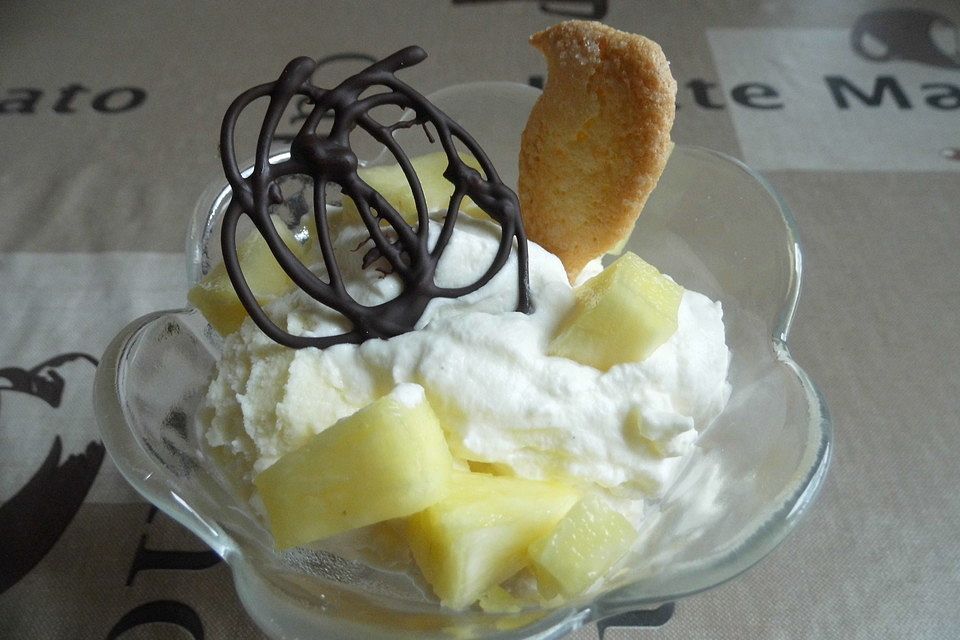 Joghurt-Ananas-Eisbecher