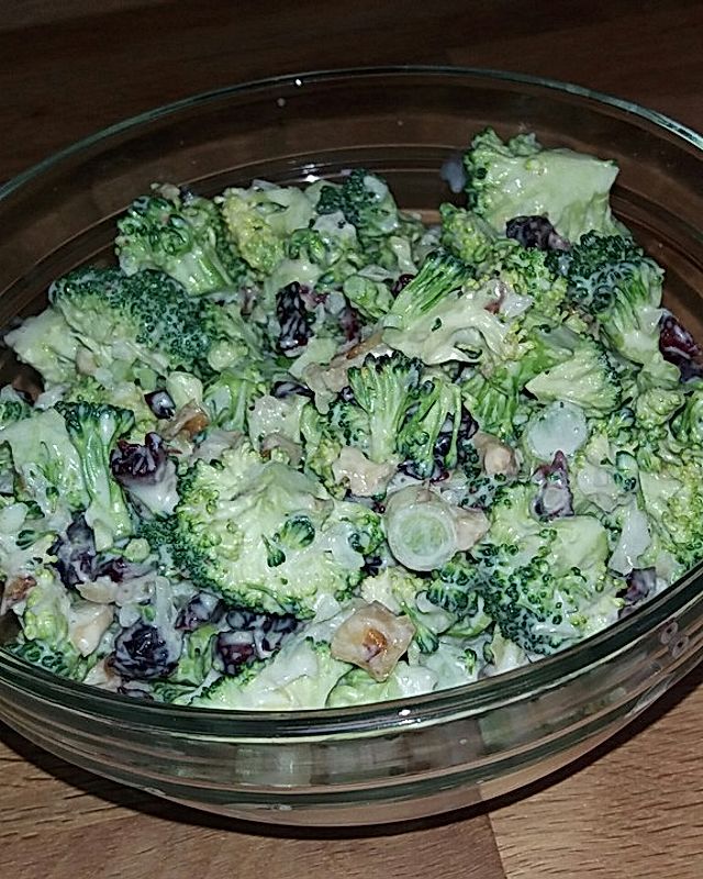 Brokkolisalat mit Walnüssen und Cranberries