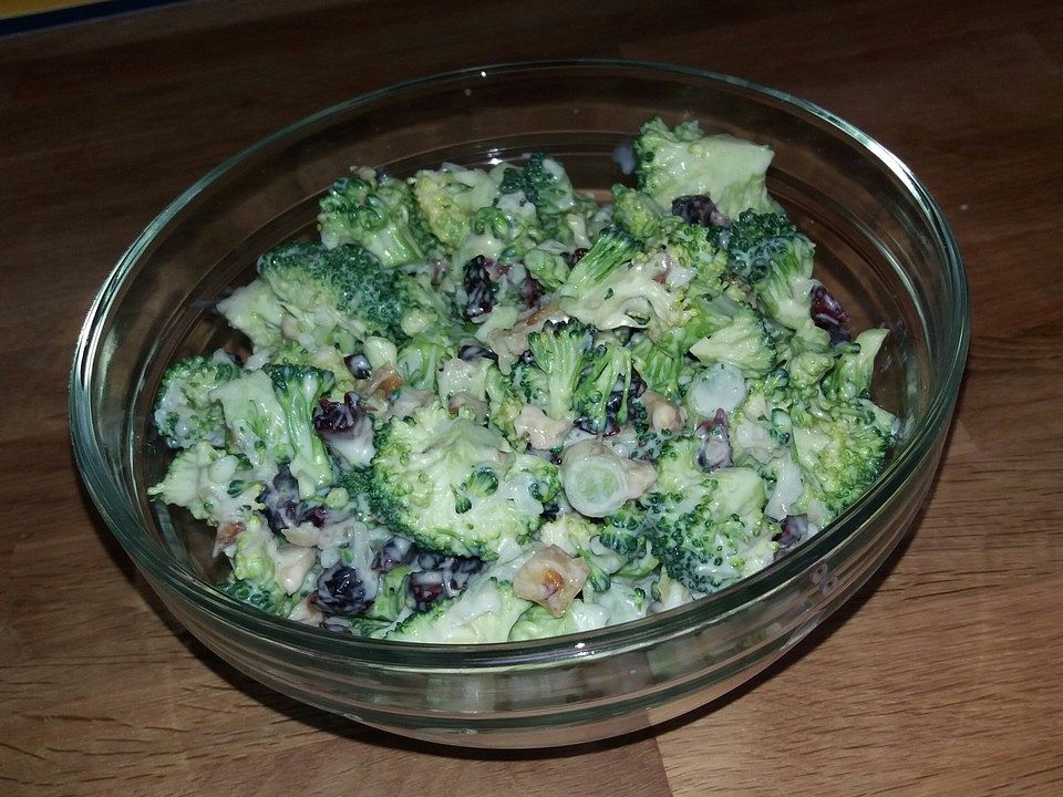 Brokkolisalat mit Walnüssen und Cranberries von Lannie107| Chefkoch