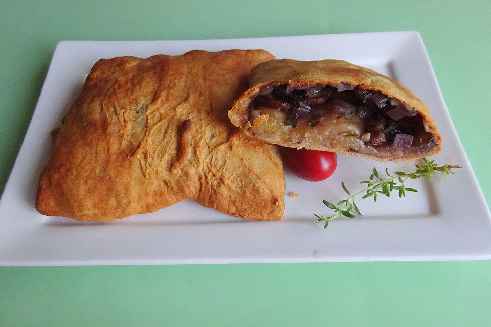 Gefüllter Pizzateig mit Champignons