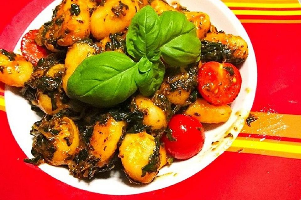 Gnocchi mit Spinat und Tomaten