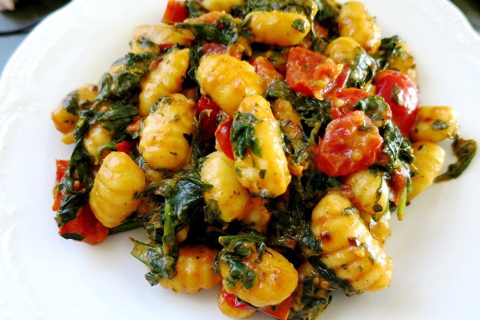 Gnocchi mit Spinat und Tomaten