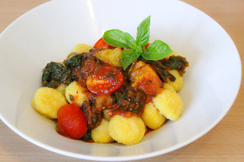 Gnocchi mit Spinat und Tomaten