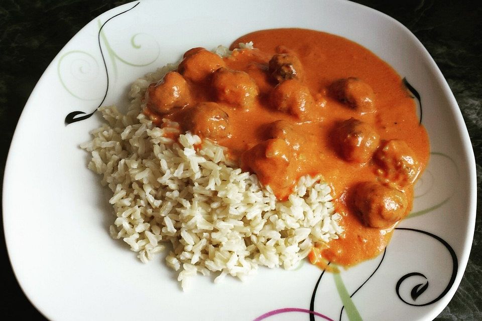 Hackbällchen a la Mama in Tomaten-Schmand-Sauce