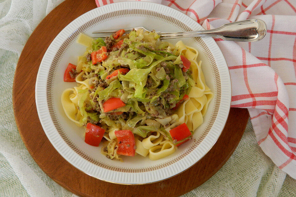 Spitzkohl-Hackfleisch-Nudelpfanne