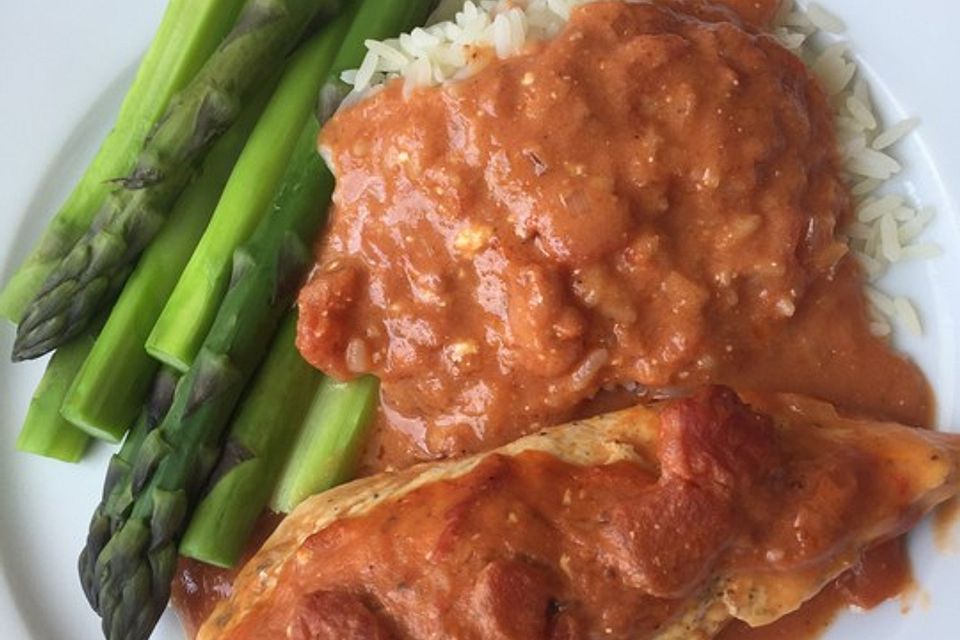 Geschmorte Hühnerbrust in Tomaten-Frischkäse-Soße